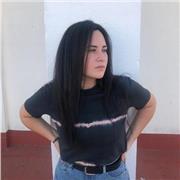 Profesora de geografia e historia imparte clases para que sean mas dinamicas y aprendas mas facil